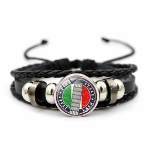Dettaglio di bracciale multistrato in pelle Italia con Torre di Pisa e ciondolo in vetro