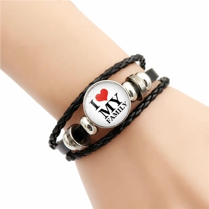 Schwarzes mehrlagiges Lederarmband mit I Love My Family Glasanhänger am Handgelenk