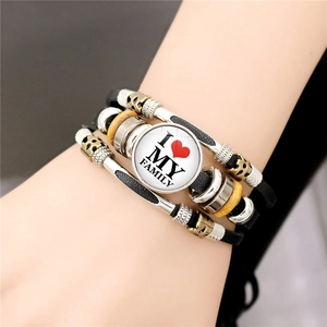 Schwarzes mehrlagiges Lederarmband mit I Love My Family Anhänger am Handgelenk