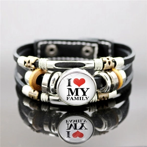 Mehrlagiges Lederarmband mit I Love My Family Glasanhänger und schicken Holzperlen