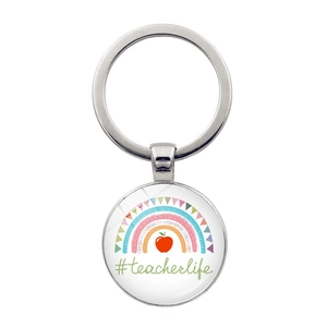 Portachiavi insegnante argento con mela arcobaleno e testo #teacherlife su fondo bianco