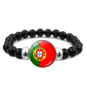 Détail du bracelet en perles avec breloque drapeau Portugal et perles d'obsidienne noire