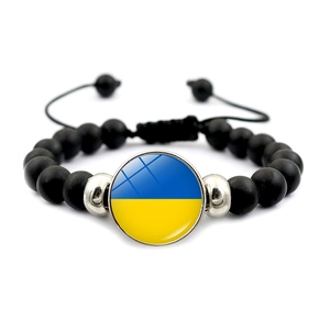 Detalle de pulsera de cuentas con bandera de Ucrania y cuentas negras mate ajustables