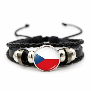 Detalle de pulsera de cuero multicapa con cabujón de cristal de la bandera checa