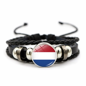 Primer plano de pulsera de cuero multicapa con bandera de Países Bajos y cuentas de plata