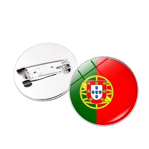 Détail recto-verso d'un badge en métal avec le drapeau du Portugal et une finition brillante