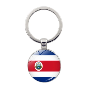 Vue détaillée du porte-clés drapeau Costa Rica avec anneau argenté poli et dôme en verre
