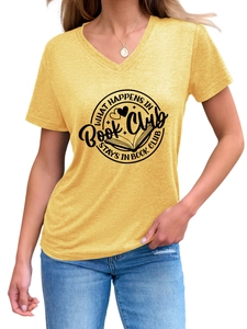 Détail du t-shirt jaune à col en V avec imprimé 'Book Club' et motifs de livres et cœurs