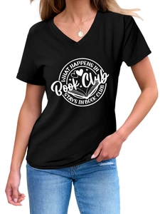 Détail du t-shirt noir à col en V avec l'imprimé What Happens in Book Club stays in Book Club