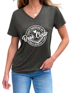 Détail du t-shirt gris à col en V avec impression graphique Book Club et textile en coton