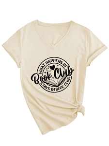 Détail du t-shirt à col en V avec motif de club de lecture et nœud à l'ourlet