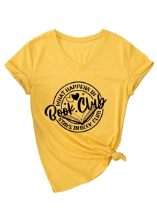 Détail du t-shirt col V avec motif 'Book Club' et noeud décoratif à la taille en coton