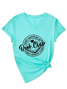 Détail d'un t-shirt col en V vert menthe avec motif graphique et nœud sur le côté