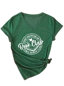 Détail d'un t-shirt col V vert foncé avec imprimé book club et détail de l'ourlet noué