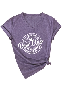 Détail du t-shirt violet à col en V montrant la texture du tissu et l'imprimé Book Club