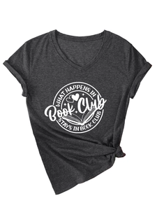 Détail du t-shirt gris chiné à col en V avec imprimé Book Club et ourlet noué