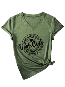 Détail du t-shirt vert chiné à col en V avec imprimé Book Club et design noué