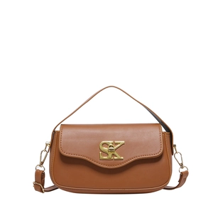 Braune Umhängetasche aus Leder mit goldenem SK-Logo, Tragegriff und verstellbarem Riemen