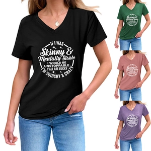 Détail des t-shirts à col en V pour femmes en plusieurs couleurs avec slogan imprimé