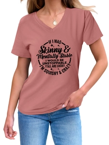 Détail d'un t-shirt à col en V rose poudré avec imprimé circulaire de slogan sur la poitrine