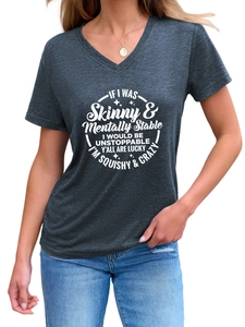 Détail du t-shirt gris à col en V avec imprimé graphique blanc circulaire et texte