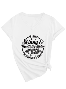 Détail d'un t-shirt blanc col en V pour femme avec slogan noir et nœud frontal tendance