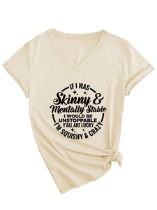 Détail d'un t-shirt à col en V avec impression circulaire et nœud latéral élégant