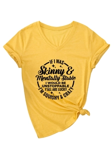 Détail d'un t-shirt jaune col en V avec texte imprimé et ourlet noué stylé
