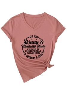 Détail d'un t-shirt à col en V avec graphique frontal et ourlet noué très tendance