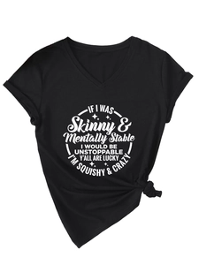 Gros plan d'un t-shirt noir col V avec texte graphique blanc et détail de nœud élégant