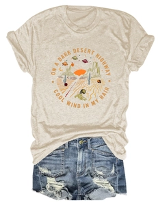 T-shirt beige con stampa deserto e pantaloncini in denim strappati con orlo a frange