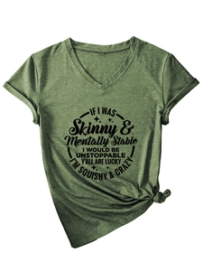 Détail d'un t-shirt col en V vert olive avec imprimé texte et nœud sur le côté du vêtement