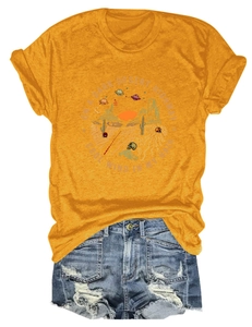 Dettaglio della t-shirt gialla vintage con stampa desert e pantaloncini in denim blu
