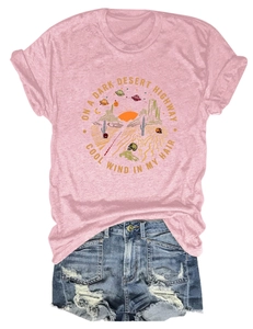 T-shirt rosa retrò e pantaloncini di jeans strappati su sfondo bianco in piano
