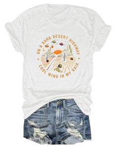 Dettaglio maglietta bianca con grafica deserto e pantaloncini di jeans strappati flat lay