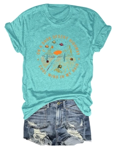Dettaglio della t-shirt girocollo turchese con grafica desertica retrò e stampa vintage