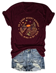T-shirt in cotone bordeaux con grafica del deserto e cactus, stile piatto con scritte