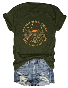 Vista piatta di t-shirt retrò con stampa desert e pantaloncini in denim blu consumati