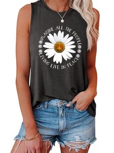 Détail de l'imprimé marguerite et du slogan sur le débardeur gris anthracite femme