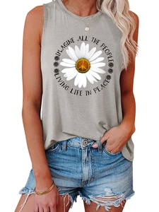 Détail du débardeur gris sans manches avec imprimé marguerite et slogan de paix