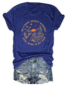 T-shirt blu scuro con stampa desertica retrò e pantaloncini in denim consumati