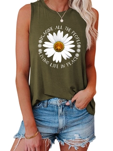 Détail du débardeur vert armée avec imprimé marguerite blanche et slogan de paix