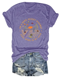 Dettaglio della t-shirt viola melange con stampa vintage desert highway e tessuto morbido