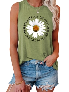Détail du débardeur vert olive avec imprimé marguerite et texte Imagine peace slogan