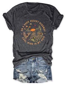 T-shirt grigia in cotone con stampa deserto e pantaloncini in denim strappati