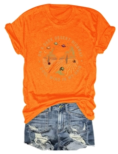 T-shirt arancione girocollo con stampa desert retro e pantaloncini in denim blu