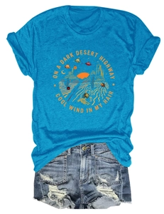 Dettaglio della stampa grafica vintage desert su una t-shirt blu a maniche corte