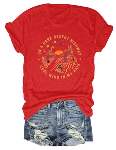 T-shirt rossa con stampa deserto e pantaloncini di jeans blu strappati stile casual