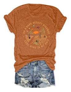 T-shirt vintage caramello con stampa deserto e pantaloncini di jeans usurati
