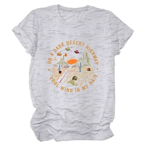 Dettaglio della stampa vintage On A Dark Desert su una t-shirt in cotone grigio